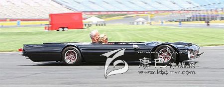 世界上最“扁”的汽車 躺著開！