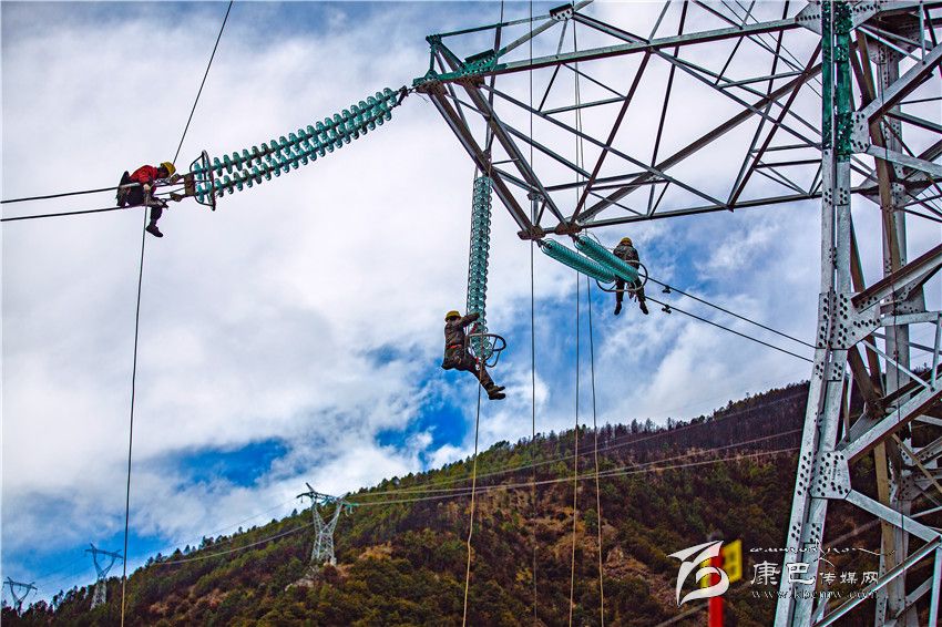 行走在大山深處（康巴傳媒網(wǎng)首屆紀(jì)實攝影大賽）
