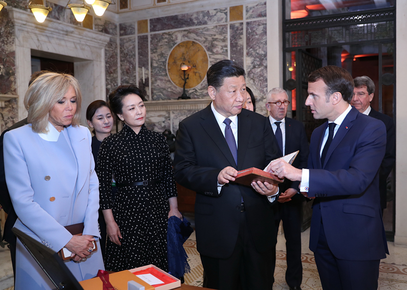 2019年3月24日，習(xí)近平在法國尼斯會見法國總統(tǒng)馬克龍。會見前，馬克龍向習(xí)近平贈送1688年法國出版的首部《論語導(dǎo)讀》法文版原著。