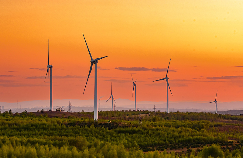2023年5月23日清晨拍攝的內(nèi)蒙古興安盟烏蘭浩特市呼和馬場風(fēng)力光伏發(fā)電場內(nèi)的風(fēng)機。
