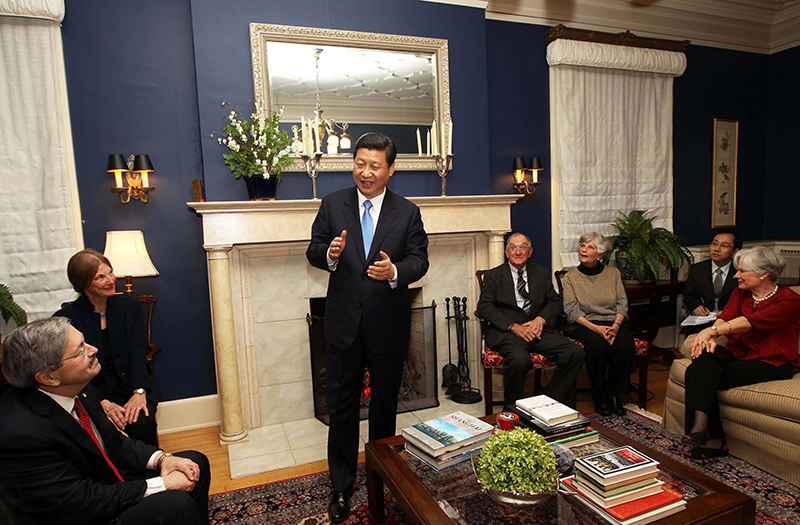 習(xí)近平2012年訪美時(shí)與老朋友敘舊場(chǎng)景。