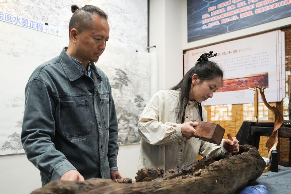 潘能輝和妻子胡美華在湖南常德河街展示木雕。新華社記者 薛宇舸 攝