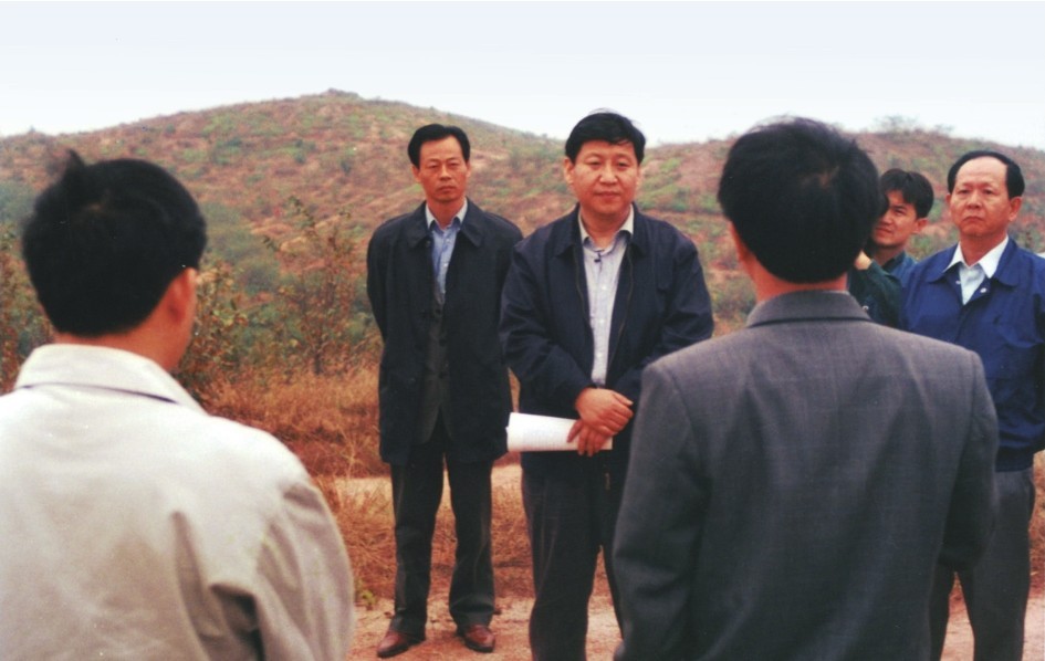 1999年11月，習(xí)近平在龍巖市長汀縣河田水土流失治理區(qū)調(diào)研。圖源：《習(xí)近平在福建（下）》