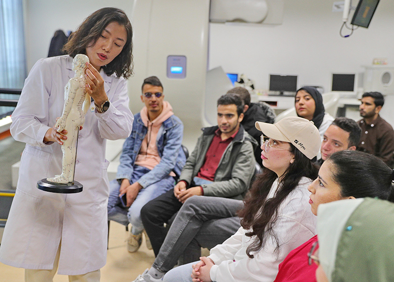 2023年4月19日，河北省秦皇島市中醫(yī)醫(yī)院醫(yī)務工作者為燕山大學外國留學生講解中醫(yī)經(jīng)絡知識。