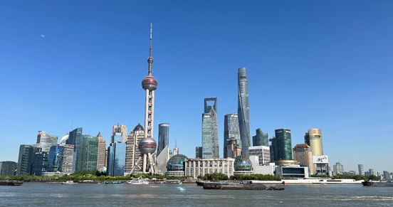 沿蘇州河遠(yuǎn)眺陸家嘴城市建筑群。人民網(wǎng) 馬作鵬 攝